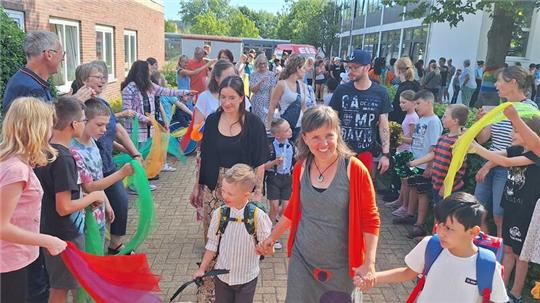 Bei der Einschulung der Schule am Harly ist jede Menge los.