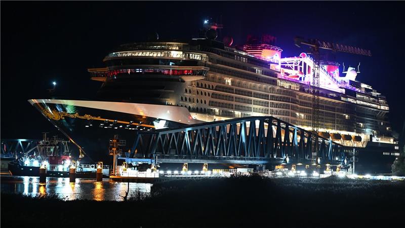 Kreuzfahrtschiff „Disney Destiny“ hat Nordsee erreicht Bei der Emsüberführung muss unter anderem die Friedensbrücke passiert werden.