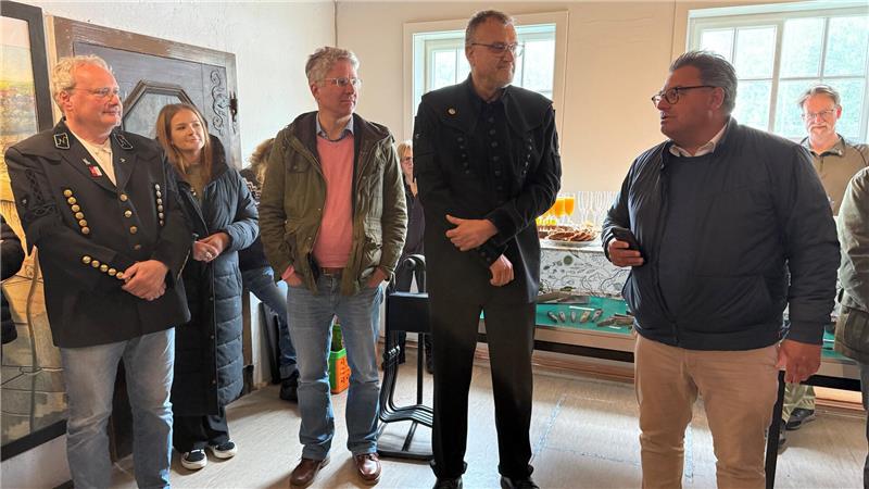 Bei der Eröffnung der Grube Catharina Neufang feiern der Christian Barsch, einer der beiden Leiter des Bergwerksmuseums Grube Samson (l.), Bürgermeister Wolfgang Langer (r.) und Matthias Bock (2.v.r.), der Vorsitzende des St. Andreasberger Vereins für Geschichte und Altertumskunde, schon einmal gemeinsam. Am 10. Juli werden dann runde Geburtstage begangen.