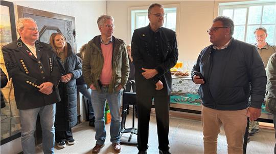 Bei der Eröffnung der Grube Catharina Neufang feiern der Christian Barsch, einer der beiden Leiter des Bergwerksmuseums Grube Samson (l.), Bürgermeister Wolfgang Langer (r.) und Matthias Bock (2.v.r.), der Vorsitzende des St. Andreasberger Vereins für Geschichte und Altertumskunde, schon einmal gemeinsam. Am 10. Juli werden dann runde Geburtstage begangen.