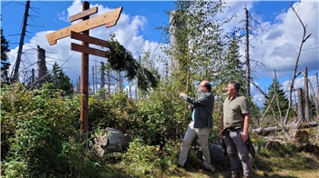 Bei der Eröffnung von Wanderwegen werden keine Bänder durchtrennt, sondern Schilder enthüllt. Das tut hier Umweltminister Christian Meyer (links) unter Beobachtung von Nationalpark-Chef Dr. Roland Pietsch.