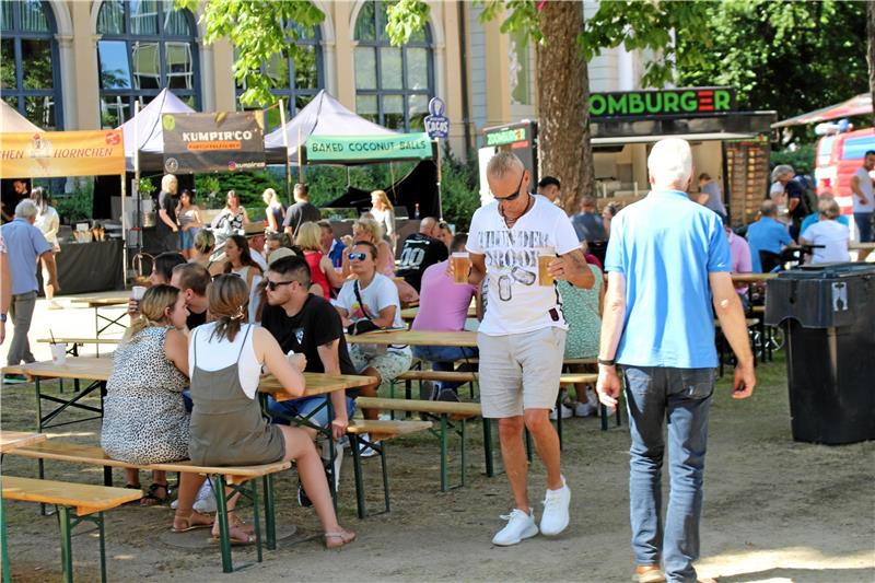 Bad Harzburg erlebt wieder ein Street-Food-Festival Bei der Erstauflage im vergangenen Jahr spielt das Wetter mit: Der Badepark ist gut gefüllt und Veranstalter Lukas Bock (Bild unten links) zufrieden. Fotos: GZ-Archiv
