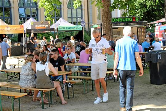Bei der Erstauflage im vergangenen Jahr spielt das Wetter mit: Der Badepark ist gut gefüllt und Veranstalter Lukas Bock (Bild unten links) zufrieden.  Fotos: GZ-Archiv