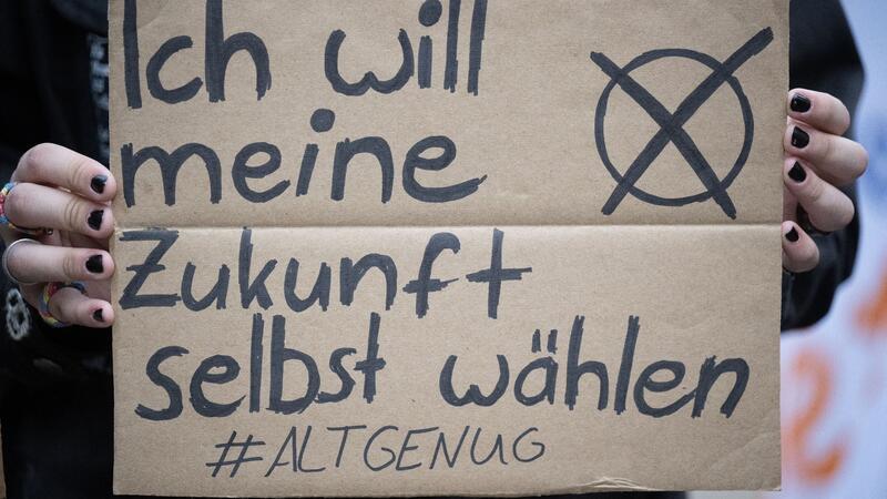 Bei der Europawahl dürfen in Deutschland zum ersten Mal Jugendliche ab 16 Jahren wählen. Die Bundesschülerkonferenz fordert dies nun für alle Wahlen.