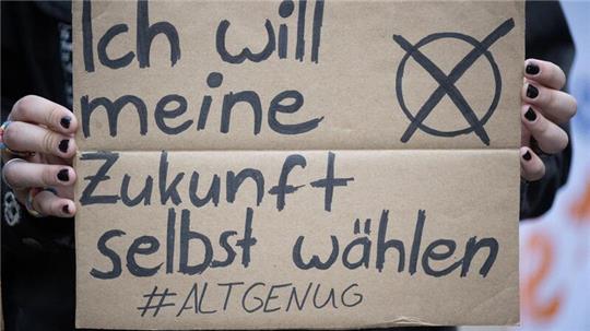 Bei der Europawahl dürfen in Deutschland zum ersten Mal Jugendliche ab 16 Jahren wählen. Die Bundesschülerkonferenz fordert dies nun für alle Wahlen.