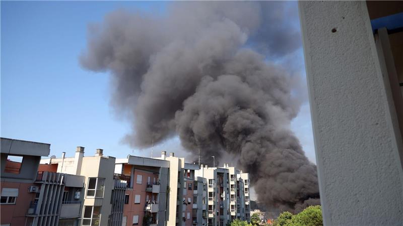 Explosion an Tankstelle in Rom - Mehrere Verletzte Bei der Explosion ist eine schwarze Rauchwolke zu sehen - die Stadt Rom hat die Bürger aufgerufen, die Fenster geschlossen zu halten.