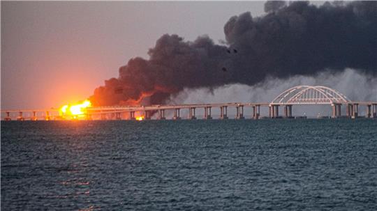 Prozess um Anschlag auf Krimbrücke: Lebenslänglich gefordert Bei der Explosion wurde die Brücke zur Krim schwer beschädigt. (Archivbild)