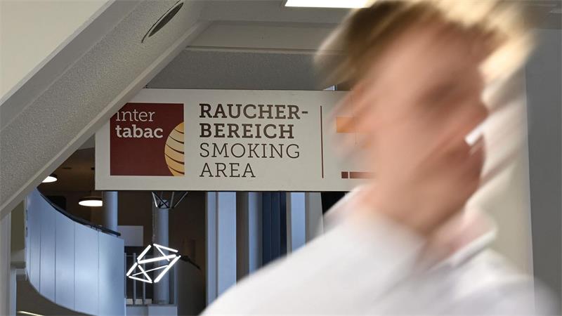 Werden Kippen viel teurer? Tabakbranche warnt vor „Exzess“ Bei der Fachmesse Intertabac präsentieren sich rund 800 Aussteller aus aller Welt den Besuchern.