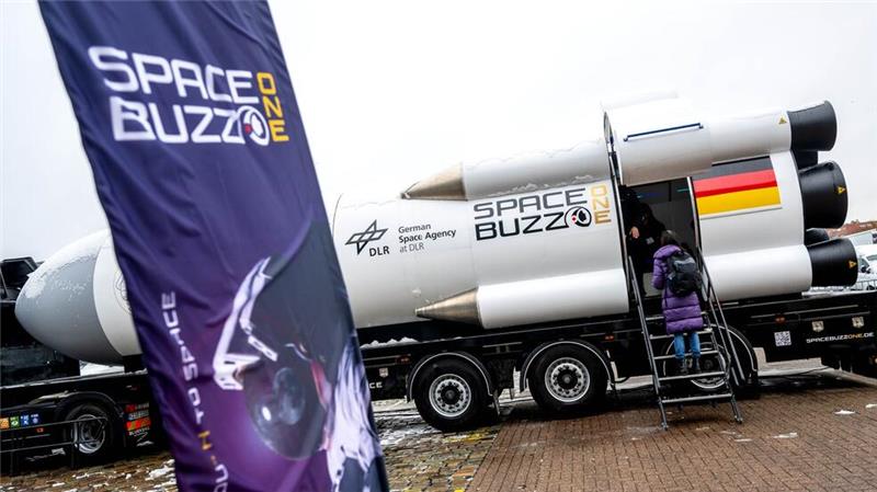 Bei der Fachmesse Space Tech Expo Europe können Interessierte virtuelle Reisen in den Weltraum erleben - zum Beispiel im Spacebuzz One, einem begehbaren High-Tech-Lastwagen, der äußerlich einer liegenden Rakete ähnelt.