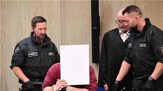 Bei der Fahrt Anfang März war der Angeklagte laut Staatsanwaltschaft gezielt auf Menschen zugefahren. Eine 83-jährige Frau und ein 54-jähriger Mann wurden getötet. (Archivbild)