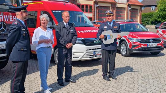 Bei der Fahrzeugübergabe (v.l.): Kreisbrandmeister Florian Graf, Landrätin Christiana Steinbrügge, Landesbranddirektor Dieter Rohrberg und Regierungsbrandmeister Tobias Thurau.