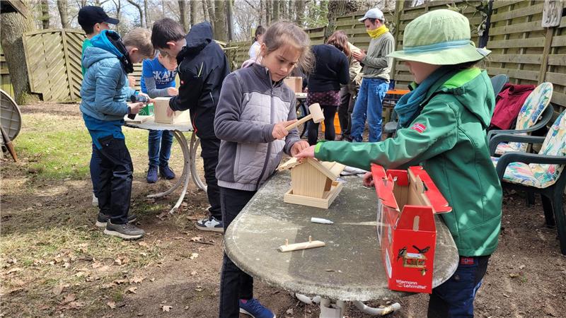 Bei der Ferienpassaktion „Ab ins Beet“ bereiten Jungen und Mädchen die Kleingärten des Jugendtreffs für die Saison vor. Auch der Bau von Nistkästen und Insektenhotels steht auf dem Programm.
