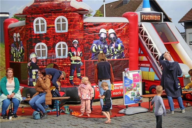 St. Andreasberger Feuerwehr zeigt, was sie hat und kann Bei der Feuerwehr ist die Hüpfburg natürlich auch feuerrot. Und eine Drehleiter gibt es auch. Foto: Jung
