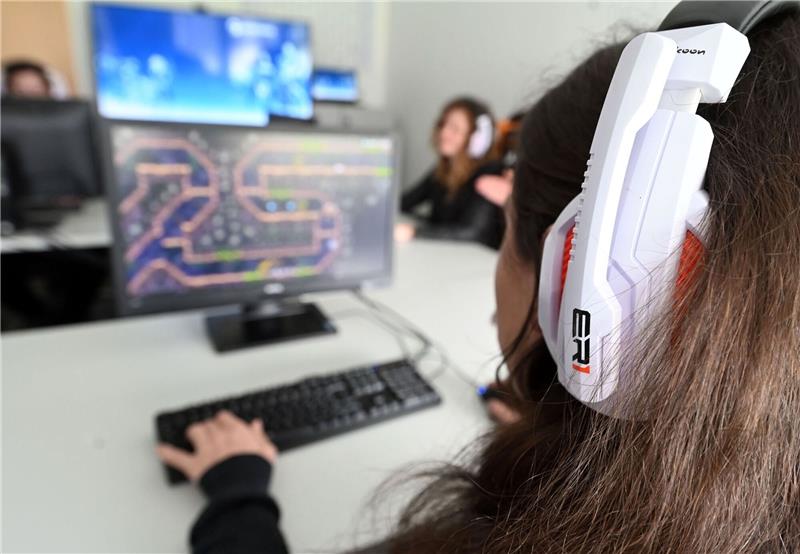 Die Aufholjagd der deutschen Games-Industrie Bei der Firma Gameforge - einem Anbieter von Onlinespielen - arbeiten Beschäftigte im Game-Test-Center.