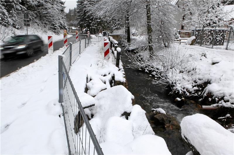 Bei der Flut 2017 wurde die Brücke zum Kräuterpark weggerissen und die Stützmauer zur L 504 beschädigt. Nun wird nur noch die talabwärts liegende Brücke (im Hintergrund) genutzt, die Stützmauer wird unter dreimonatiger Vollsperrung saniert. Foto: Bruns