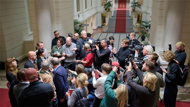 Sondierungen in Berlin kommen ins Stocken Bei der Fraktionssitzung der Linken herrscht großer Andrang von Medienvertretern.