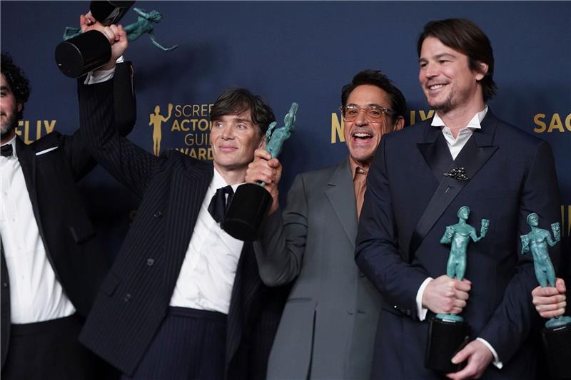 „Oppenheimer” räumt bei Hollywoods Schauspiel-Preisen ab Bei der Gala in Los Angeles räumte das Historiendrama «Oppenheimer» drei Preise ab. Cillian Murphy (l-r), Robert Downey Jr. und Josh Hartnett sind sichtlich erfreut.