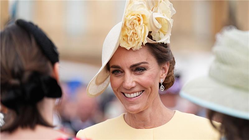 Madame Tussauds enthüllt neue Wachsfigur von Prinzessin Kate Bei der Gartenparty trug Kate ein pastellgelbes Kleid mit passendem Kopfschmuck, einem sogenannten Fascinator.
