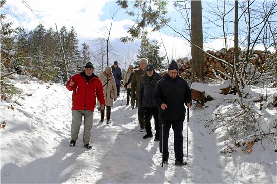 Bei der Grünkohlwanderung führt Zweigvereins-Vorsitzender Axel Pfannkuche (li.) die Wanderer von Auerhahn nach Hahnenklee. Foto: Skuza