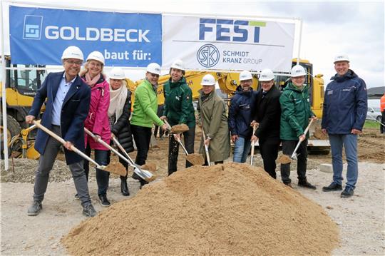 Bei der Grundsteinlegung nehmen die Verantwortlichen selbst die Schaufeln in die Hand. Foto: Roß