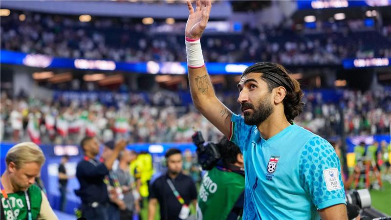 Irans Fußballer senden Botschaften - im und nach dem Spiel Bei der Hymne gab es Pfiffe, im Spiel war die Unterstützung für Irans Nationalmannschaft groß.
