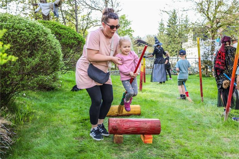 Bei der Kinderwalpurgis bestehen zahlreiche Nachwuchshexen ihren Besenführersche...