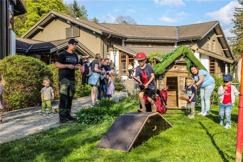 Bei der Kinderwalpurgis bestehen zahlreiche Nachwuchshexen ihren Besenführersche...