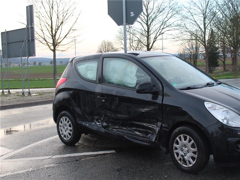 Kia brennt nach Unfall auf A7 bei Seesen vollständig aus Bei der Kollision lösten Airbags aus. Foto: Feuerwehr Seesen