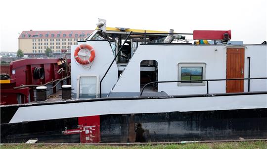Bei der Kollision mit einer Brücke wurde das Führerhaus eines Schiffes auf dem Stichkanal in Osnabrück beschädigt. 