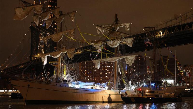 Segelschiff prallt gegen Brooklyn Bridge - Zwei Tote Bei der Kollision wurden unter anderem die Masten des Schiffes beschädigt.