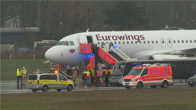 Bei der Landung eines Flugzeugs am Hamburger Flughafen sind nach Polizeiangaben zwei Reifen geplatzt.