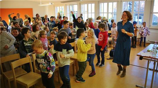 Bei der Lesung von Margit Auer (rechts) bekommen die Kinder nicht einfach nur eine Geschichte zu hören. Es wird beispielsweise auch getanzt.