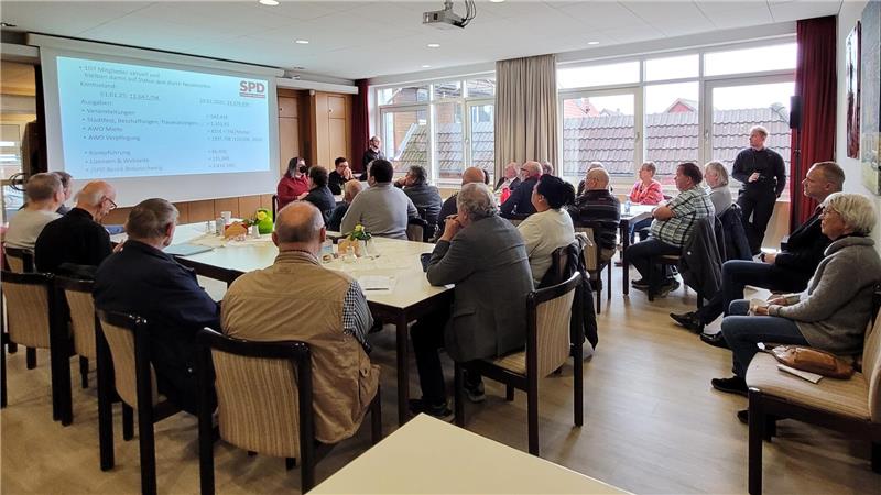 Bei der Mitgliederversammlung verkündet Vorsitzender Samuel Marfo, dass sowohl Alexander Ehrenberg als auch Markus Finck Bürgermeister werden wollen.