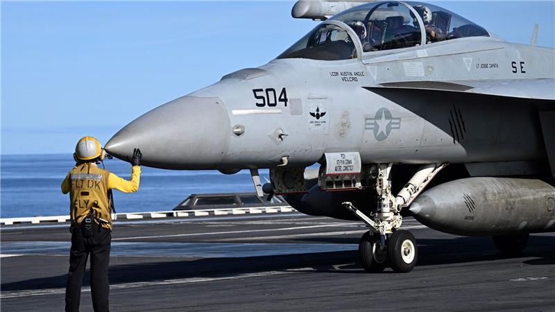 Bei der Nato-Übung „Neptun Strike 25“ in der Nordsee vor Norwegen wird ein Kampfflugzeug auf dem US-Flugzeugträger USS Gerald R. Ford in Position gebracht. 