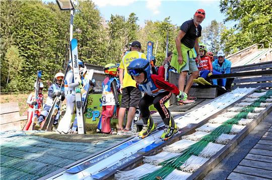 Bei der Nord-Westdeutschen Mattenschanzentournee in Braunlage gehen 72 Skispringerinnen und Skispringer an den Start.  Foto: Neuendorf