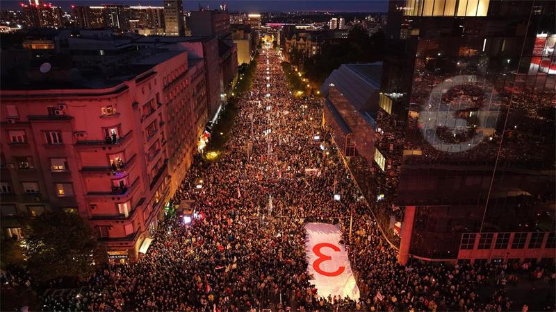 Bei der Parlamentswahl in Serbien fordert die populäre Studentenliste die Macht des Langzeitherrschers Alekandar Vucic heraus. 