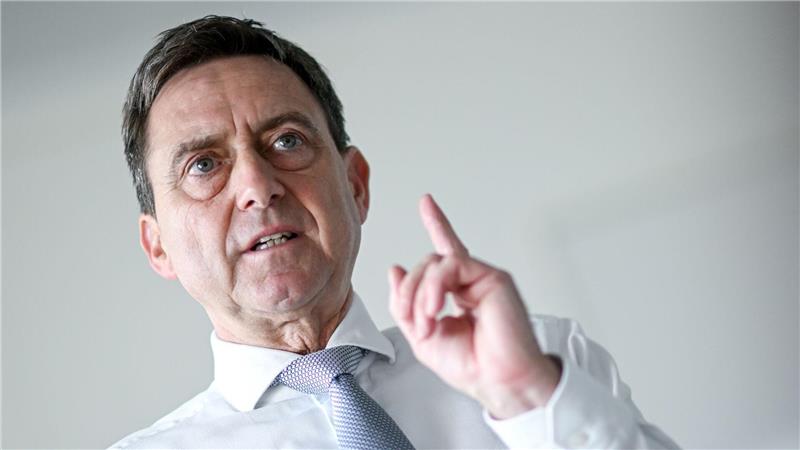 „Bei der Pflegeversicherung brennt die Hütte“, warnt GKV-Chef Oliver Blatt. (Archivbild)