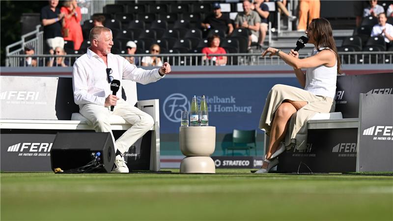 Becker nach Zwist mit Zverev: „Bin auf seiner Seite“ Bei der Podcast-Aufnahme mit Andrea Petkovic erklärte Boris Becker, dass er überzeugt sei, Alexander Zverev könne ein Grand-Slam-Turnier gewinnen.