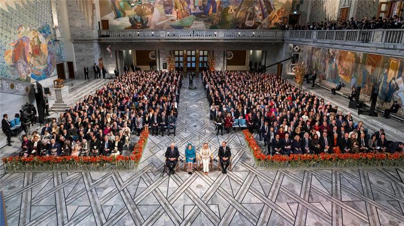 Nobelpreisträger warnt vor Bruch des Atomwaffen-Tabus Bei der Preiszeremonie im Rathaus von Oslo waren auch das norwegische Königspaar und das Kronprinzenpaar (Mitte) dabei.