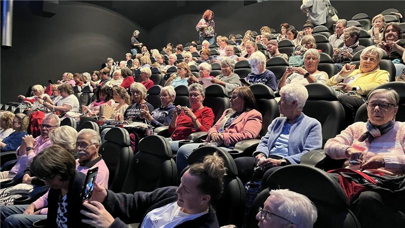 Goslar-Premiere: Weihnachtliches Wohlfühlkino mit Wolle und Nadeln Bei der Premiere fürs Strickkino sitzen nicht nur Frauen im Saal.