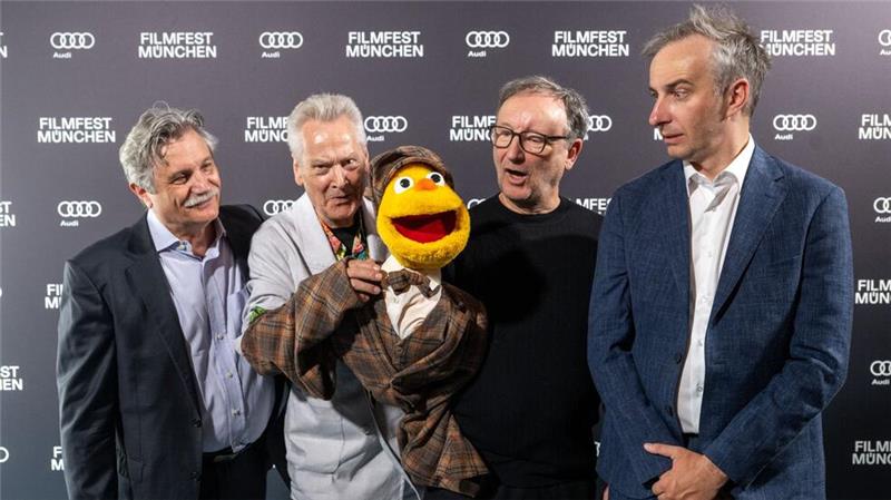 Böhmermann bringt „Hallo Spencer“ zurück – aber ohne Remake Bei der Premiere von „Hallo Spencer - Der Film“ beim Filmfest München steht Drehbuchautor Jan Böhmermann (rechts) zusammen mit dem Puppenerfinder Winfried Debertin (ganz links) und den Schauspielern Achim Hall (2.v.l) und Rainer Bock zusammen. Der Film kommt jetzt in die Mediathek und dann auch ins ZDF-Fernsehprogramm.