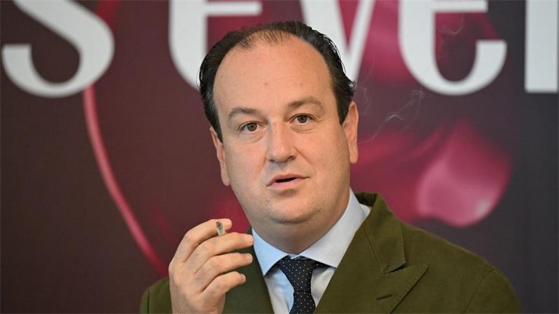 Werden Kippen viel teurer? Tabakbranche warnt vor „Exzess“ Bei der Pressekonferenz der Intertabac durfte geraucht werden - also griff VdR-Vertreter Maximilian van Ackeren auch am Rednerpult zur Zigarette.