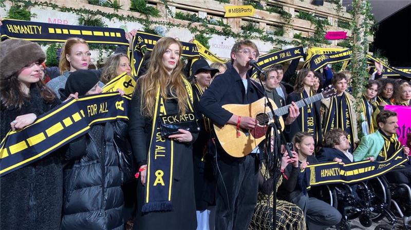 Bei der Protestaktion hielten die Prominenten Schals von SOS Humanity hoch.
