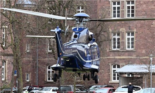 Bei der Razzia gegen die Reichsbürger-Szene war die Polizei auch mit einem Hubschrauber im Einsatz (Archivbild).