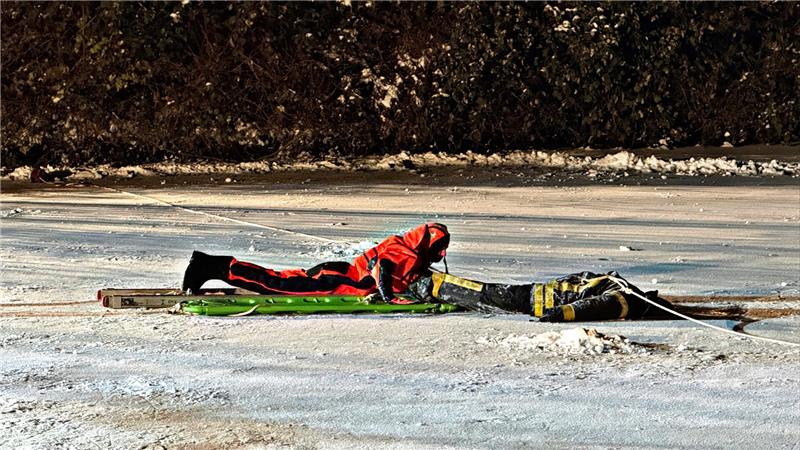 Bei der Rettung eingebrochener Personen sollte das eigene Gewicht bestmöglich auf dem Eis verteilt werden.