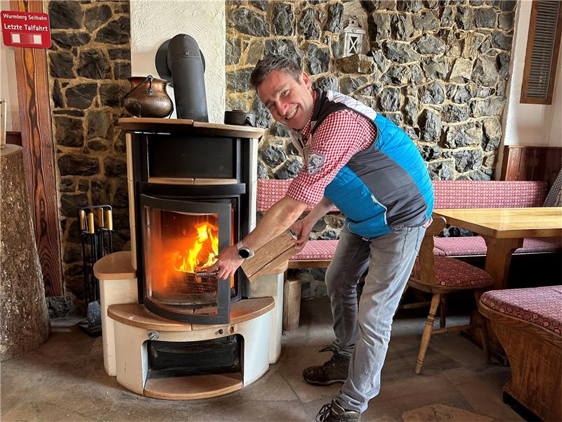 Bei der Schneelage vor der Tür legt der neue Pächter Daniel Rajn gestern ein neues Holzscheit in den warm bullernden Kamin im Gastraum der „Wurmberg-Alm“ auf Niedersachsens höchsten Berg. Fotos: Eggers