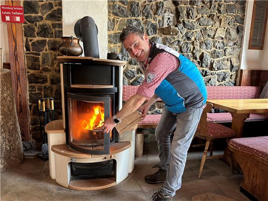 Bei der Schneelage vor der Tür legt der neue Pächter Daniel Rajn gestern ein neues Holzscheit in den warm bullernden Kamin im Gastraum der „Wurmberg-Alm“ auf Niedersachsens höchsten Berg. Fotos: Eggers