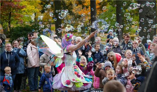 Bei der Seifenblasenshow von Künstlerin Anastasia Medvetskaya kommen die Kinder ins Staunen.