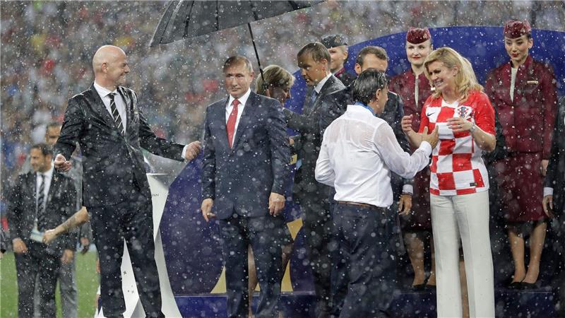 Bei der Siegerehrung 2018 steht Gianni Infantino (l.) neben Russlands Präsident Wladimir Putin im Regen. (Archivbild)