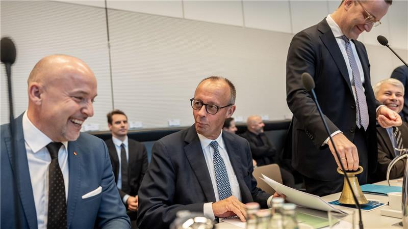 Union rauft sich nach Wadephul-Irritationen wieder zusammen Bei der Sitzung der Unionsfraktion im Bundestag geht es auch um die Irritationen, die Außenminister Johann Wadephul (CDU) mit Äußerungen in Damaskus über die Rückkehr von Syrern in ihre Heimat ausgelöst hatte.